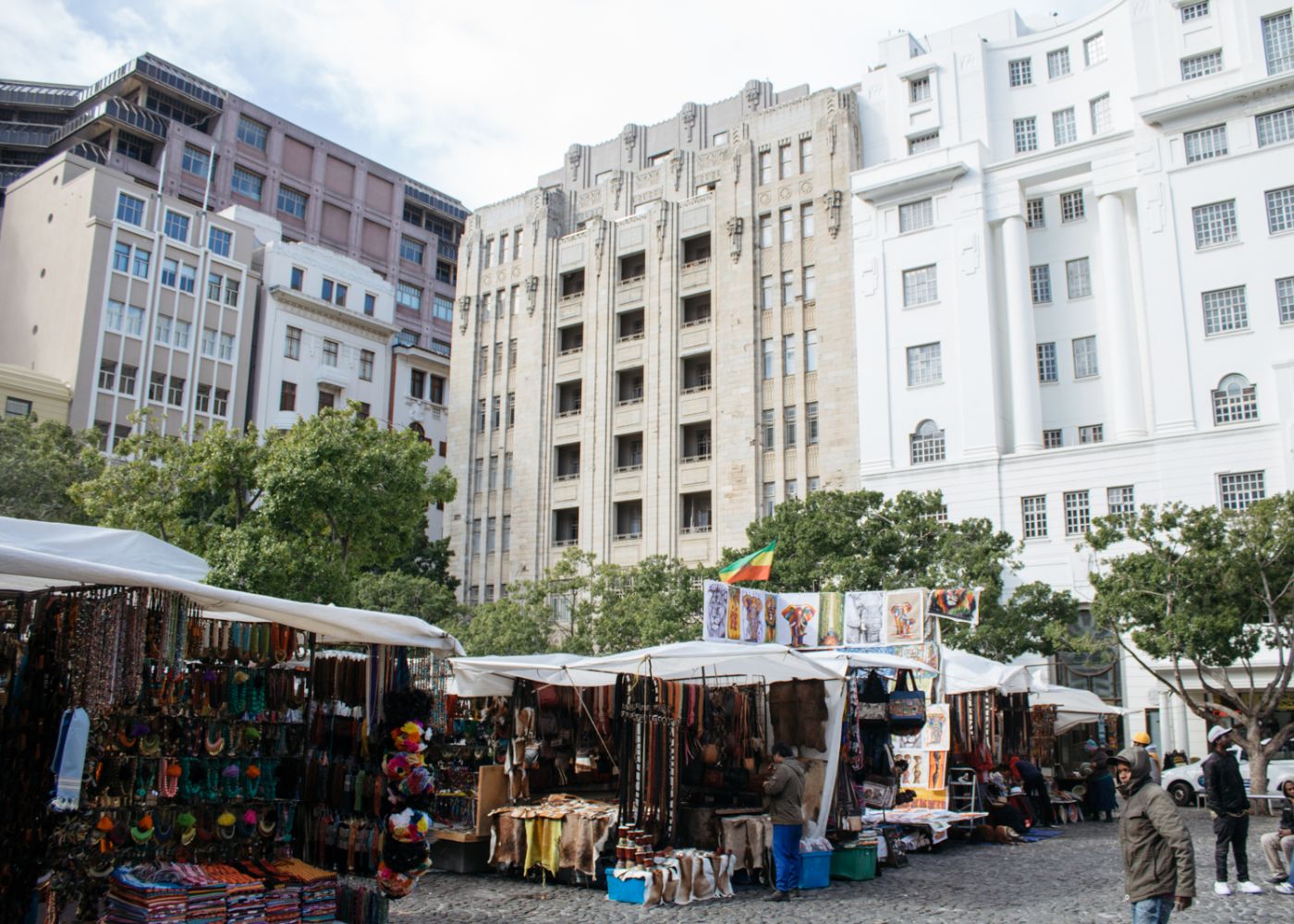 kctp00001-stafford-south-africa-cape-town-most-amazing-buildings-greenmarket-square-popular-market-for-tourists-to-visit (1)